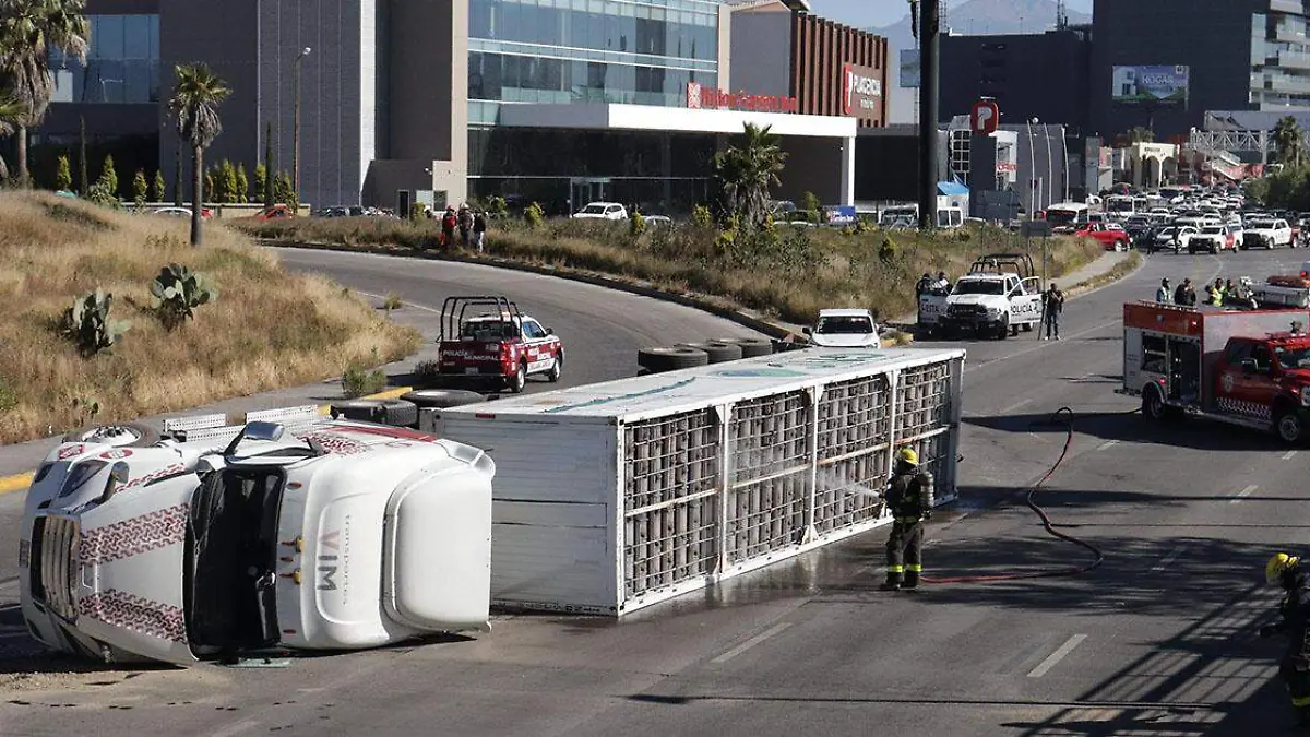 La volcadura de un tráiler que transportaba material peligroso ha generado largas filas de tráfico detenido sobre la Vía Atlixcáyotl